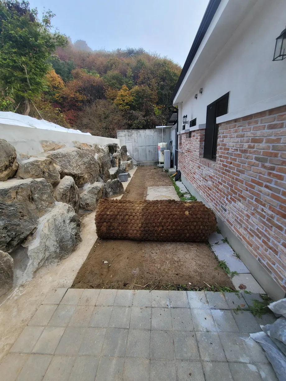 보도블럭교체업체 작업자가 시공 전 자재와 지반 상태를 점검하는 모습