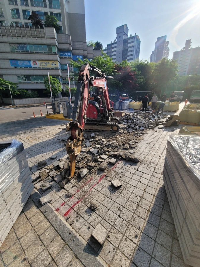 시공 전 - 굴착기로 기존 블록 철거